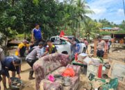 PASCA BANJIR POLRES POHUWATO BANTU BERSIHKAN RUMAH WARGA DESA TUWEYA KECAMATAN WANGGARASI