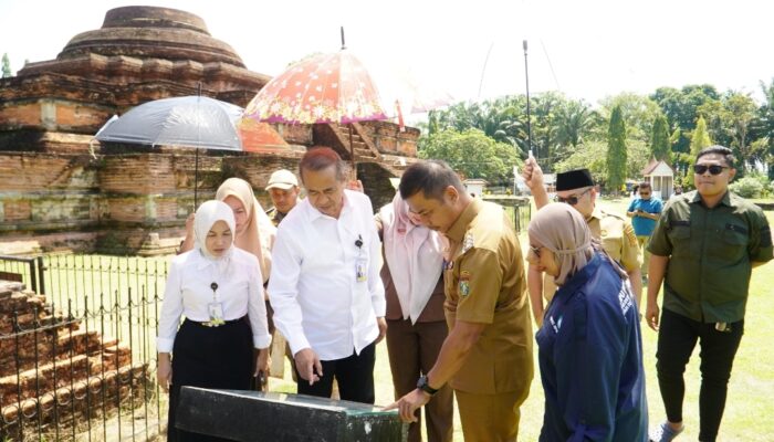 Usai Launching MBG Sibiruang, Bupati Kampar Ajak Rombongan Kantor Staf Presiden Tinjau Candi Muara Takus