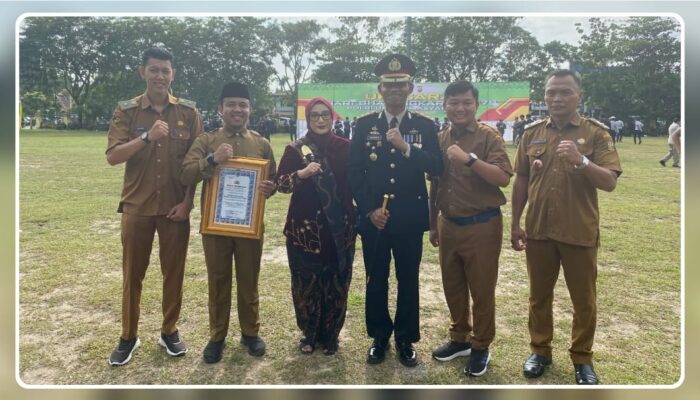 Kapolres Kampar Berikan Penghargaan kepada Kades Kota Bangun di Hari Bhayangkara ke-79