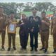 Kapolres Kampar Berikan Penghargaan kepada Kades Kota Bangun di Hari Bhayangkara ke-79