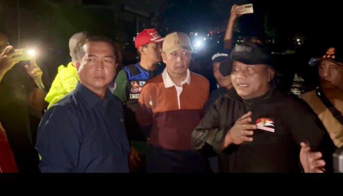 Dansat Brimob NTB Pimpin Langsung Evakuasi Warga Terdampak Banjir di Mataram