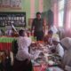 Babinsa Koramil 1314-01/Kwandang Selalu Berperan Aktif dalam Distribusi Makanan Bergizi di Sekolah Wilayah Binaan