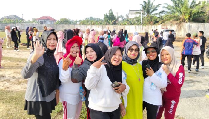Dalam rangka menyambut HUT RI ke 80 warga ujung tanjung ramaikan senam sehat di stadion sepak bola ujung tanjung