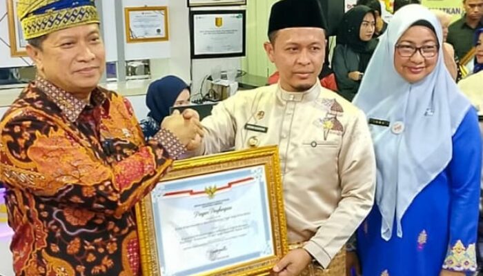 Disdukcapil Pekanbaru Raih Penghargaan Pelayanan Prima dari Kemenpan RB
