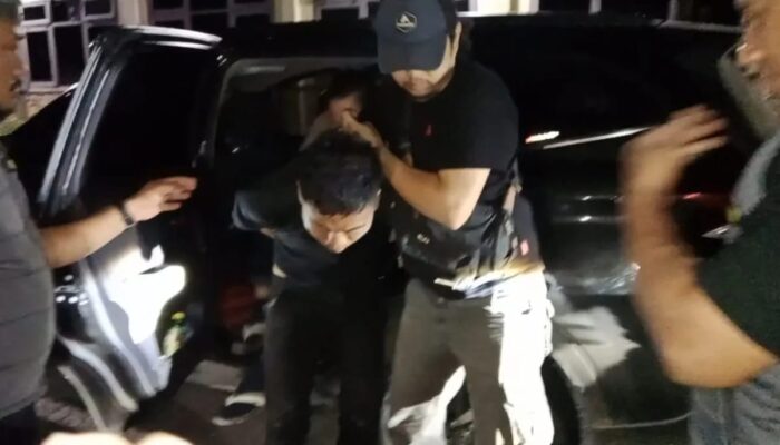 Pelaku Utama Pembunuhan Aditya Warman Tiba Di Mapolda Babel