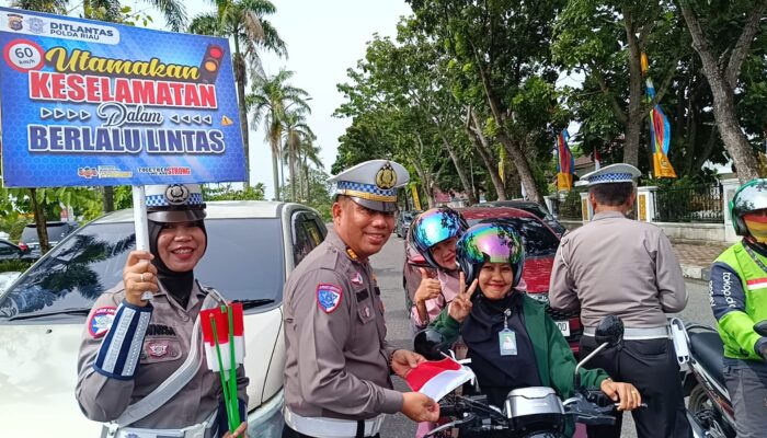 Polantas Menyapa, Subdit Kamsel Ditlantas Polda Riau Tebar Semangat Merah Putih kepada Pengendara