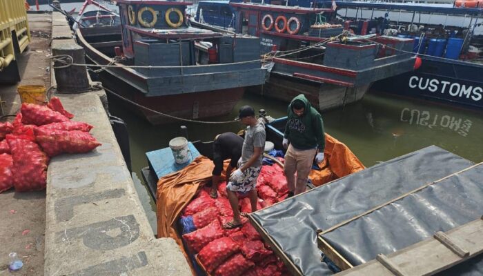 Bea Cukai Gagalkan Penyelundupan 2.500 Karung Bawang Ilegal Asal Malaysia di Perairan Dumai