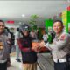 Polantas Menyapa: Dirlantas Polda Riau Bersama Tim Pembina Samsat Bagikan Helm dan Bibit Pohon kepada Wajib Pajak