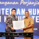 Komitmen untuk Keadilan, Bupati Rokan Hulu Terima Penghargaan dari Kemenkumham RI