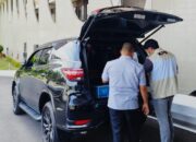 Penyidik KPK Bawa Sekdaprov Syahrial Abdi dan Kabag Protokol Raja Faisal Usai Geledah Kantor Gubernur Riau