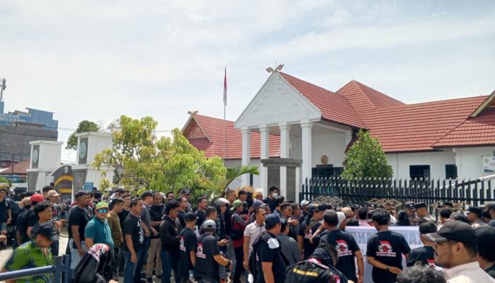 Masyarakat Geruduk PTUN Pekanbaru! Teriakkan Perlawanan terhadap Mafia Tanah dan Mafia Hukum