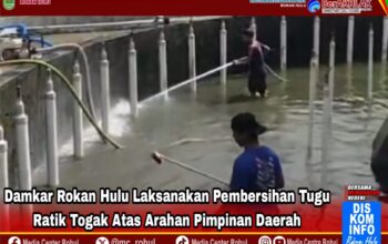 Damkar Rohul Laksanakan Pembersihan Tugu Ratik Togak Atas Arahan Pimpinan Daerah