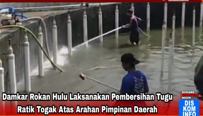 Damkar Rohul Laksanakan Pembersihan Tugu Ratik Togak Atas Arahan Pimpinan Daerah