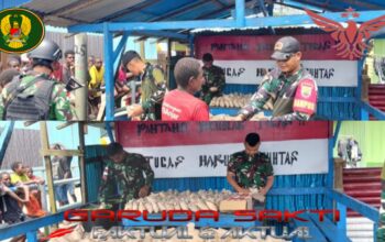 Minggu Berkah,Pos Satgas Yonif 123/Rajawali Fayit Bagikan Nasi Bungkus Gratis