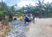 GOTONG ROYONG PERBAIKI JALAN RUSAK, PEMERINTAH DAN MASYARAKAT SEKELADI HILIR BERSATU WUJUDKAN AKSES LEBIH BAIK