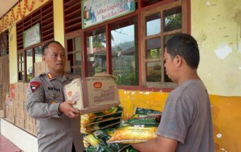 Di Tengah Bencana, Brimob Riau Bawa Harapan : Sembako dan Air Bersih untuk Warga Terdampak