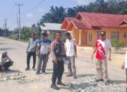 Gotong Royong Sepanjang Jalan Babul Huda, Pemerintah Kepenghuluan Sekeladi Gandeng Warga dan Babinkamtibmas