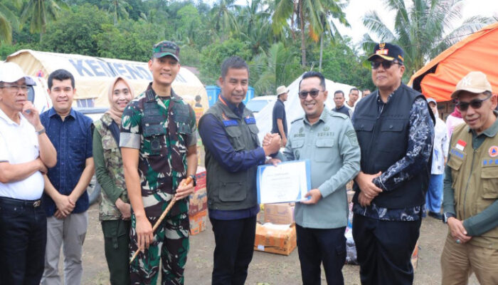 Dandim 0313/KPR Letkol Czi Satriady Prabowo, S.I.P, Dampingi Bupati dan Wakil Bupati Kampar Ahmad Yuzar Serahkan Bantuan Bencana ke Tanah Datar