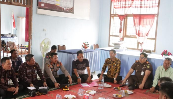 Pentingnya Memastikan Situasi Kondusif, Kapolres Tanjung Jabung Timur AKBP Ade Candra Bersama Kacabjari Nipah Panjang Lakukan Mitigasi
