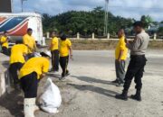 Polsek Tapung Gandeng Pemuda dan Perusahaan, Bersihkan Bundaran RTH Petapahan