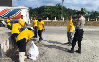 Polsek Tapung Gandeng Pemuda dan Perusahaan, Bersihkan Bundaran RTH Petapahan