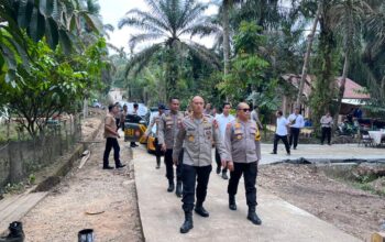 Dansat Brimob dan Karo Ops Polda Riau Tinjau Langsung Pembangunan Jembatan di Desa Lubuk Agung