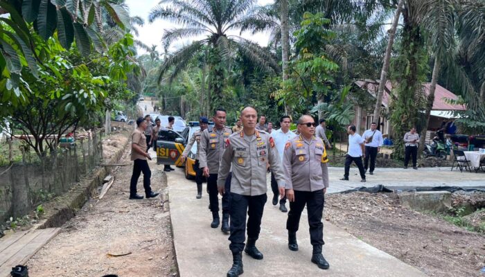 Dansat Brimob dan Karo Ops Polda Riau Tinjau Langsung Pembangunan Jembatan di Desa Lubuk Agung