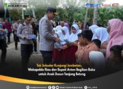 Tak Sekadar Tinjau Jembatan, Wakapolda Riau dan Bupati Anton Bagikan Buku untuk Anak Dusun Tanjung Betung