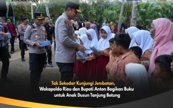 Tak Sekadar Tinjau Jembatan, Wakapolda Riau dan Bupati Anton Bagikan Buku untuk Anak Dusun Tanjung Betung