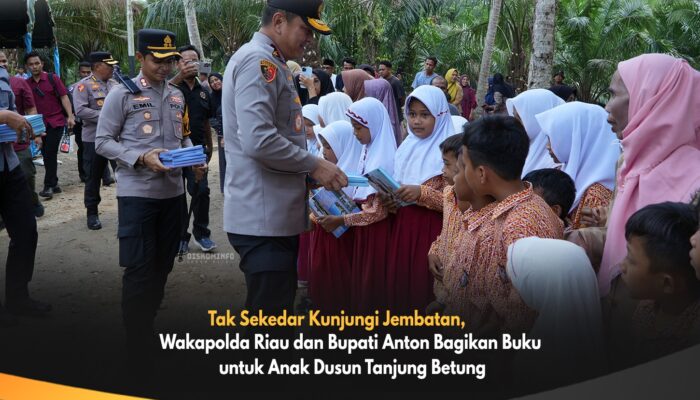 Tak Sekadar Tinjau Jembatan, Wakapolda Riau dan Bupati Anton Bagikan Buku untuk Anak Dusun Tanjung Betung