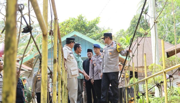 Dansat Brimob Dampingi Wakapolda Riau Tinjau Pembangunan Jembatan Merah Putih Presisi di Kuansing