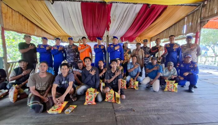 Dirpolairud Polda Jambi Kombes Pol. Dhovan Sambangi Warga Pesisir Kampung Laut Lewat Program Sambang Nusa Presisi