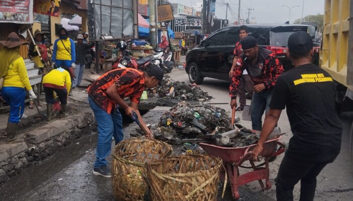 Sinergi Membangun Lingkungan, Pemuda Pancasila Tuah Madani Bersama Polsek Binawidya dan Pasukan Kuning Gelar Gotong Royong Massal