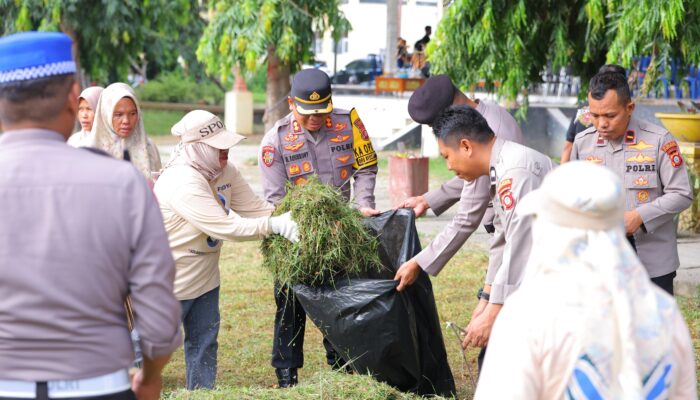 Kapolres Pohuwato Turun Langsung Ikut Kerja Bakti di Lapangan Ormas Marisa