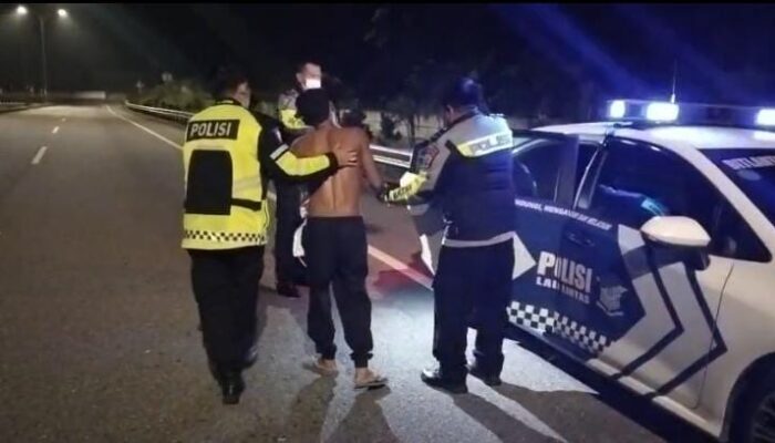 Viral..!! Supir Pickup Berkendara Dalam Keadaan Sakit, Anggota Ditlantas Polda Riau Berikan Pertolongan Menuju Rumah Sakit