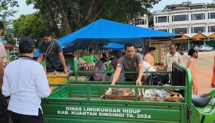 Kapolres Kuansing Pimpin Gotong Royong Bersama Forkopimda dan Pelajar, Wujudkan Taman Jalur Bersih dan Asri