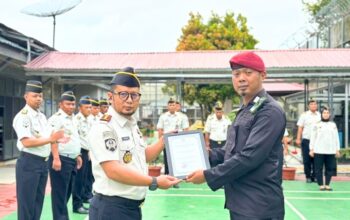 BERHASIL GAGALKAN PENYELUNDUPAN NARKOBA, PETUGAS LAPAS KELAS IIA BANGKINANG TERIMA PENGHARGAAN