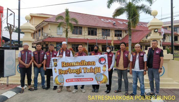 Satresnarkoba Polres Bungo Berbagi Takjil untuk Masyarakat di Bulan Ramadhan