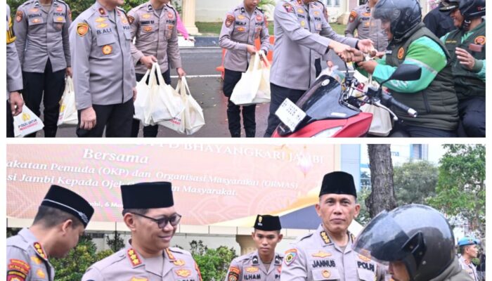 Kapolda Jambi Irjen Pol. Krisno Bersama Bhayangkari, OKP dan Ormas Bagikan Takjil kepada Masyarakat dan Ojek Online