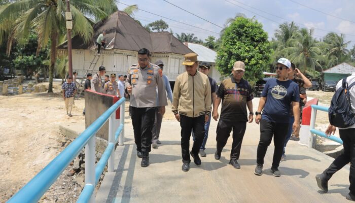 Kapolres Kampar Dampingi Bupati Kampar Cek Kesiapan Jembatan Merah Putih Presisi Menuju Peresmian   