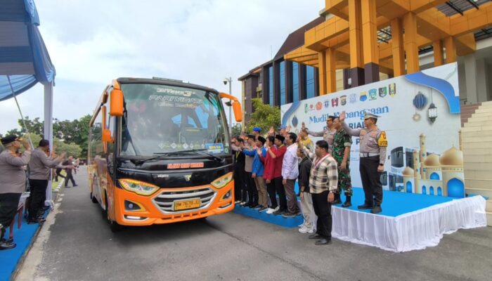 Mudik Aman, Keluarga Bahagia: Polda Riau dan Cipayung Plus Berangkatkan Ratusan Pemudik dengan Pengawalan Hingga Tujuan