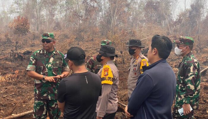 Dansat Brimob Polda Riau Turun Langsung Tinjau dan Pemadaman Karhutla di Dumai