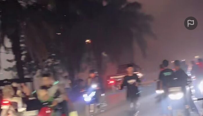 Malam Takbir Mencekam di Air Tiris: Asap Mercon Tebal Tutup Jalan, Arus Mudik Nyaris Terganggu.
