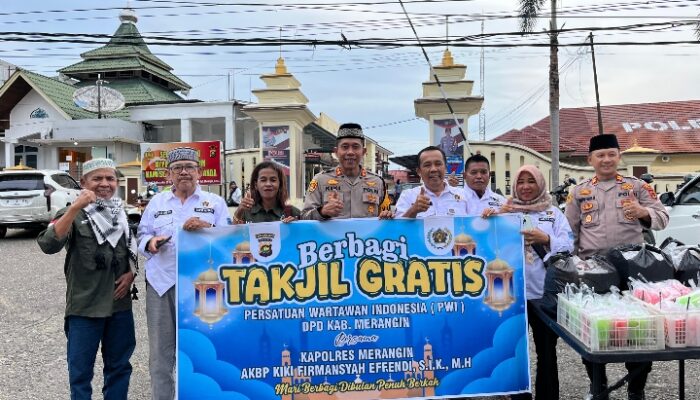 PWI Merangin dan Polsek Muaro Siau Berbagi Takjil Ramadan, Kapolres Hadir Perkuat Sinergi