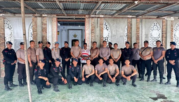 Brimob Polda Riau dan Polres Rohil Gotong Royong di Panipahan, Wujud Nyata Kepedulian Polri