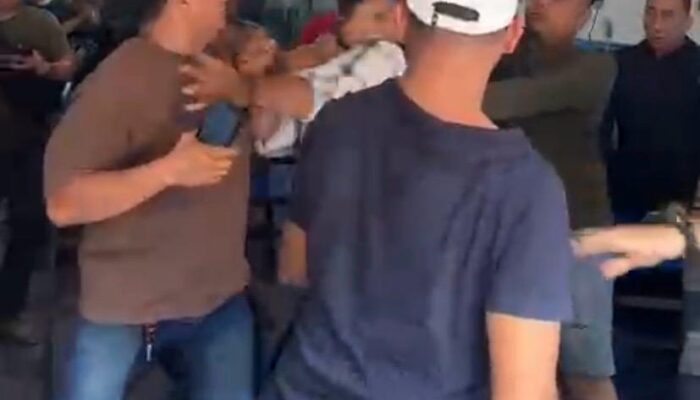 Saat Penarikan Diduga Debt Collector Lakukan Pengeroyokan di Pekanbaru, Korban Bersimbah Darah di Kedai Kopi