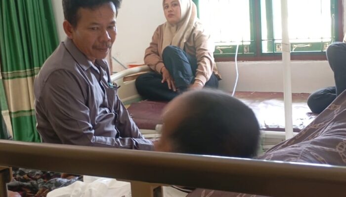 Melihat Warga Sakit, Keluarga Pasien Do’akan Kemenangan Syamsudin Alias Bujang Di Pildes 2026 Ini Nanti