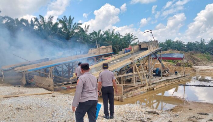 Kapolsek Kampar Kiri Pimpin Penindakan PETI, 6 Unit Rakit Diamankan 