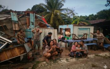 Warung Sate Porak Poranda Diterjang Puting Beliung di Padang Mutung, Warga Panik Berhamburan