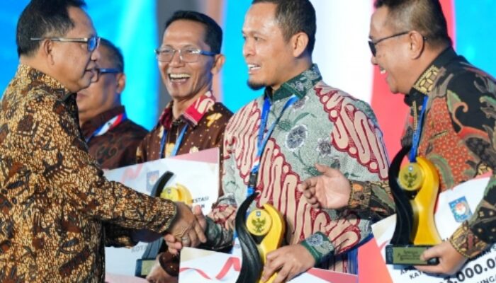Berhasil Tekan Kemiskinan dan Stunting, WaliKota Agung Terima Penghargaan